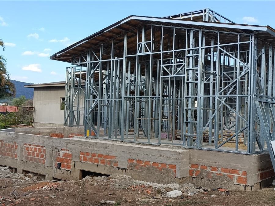 Estrutura em steel frame montada sobre a fundação