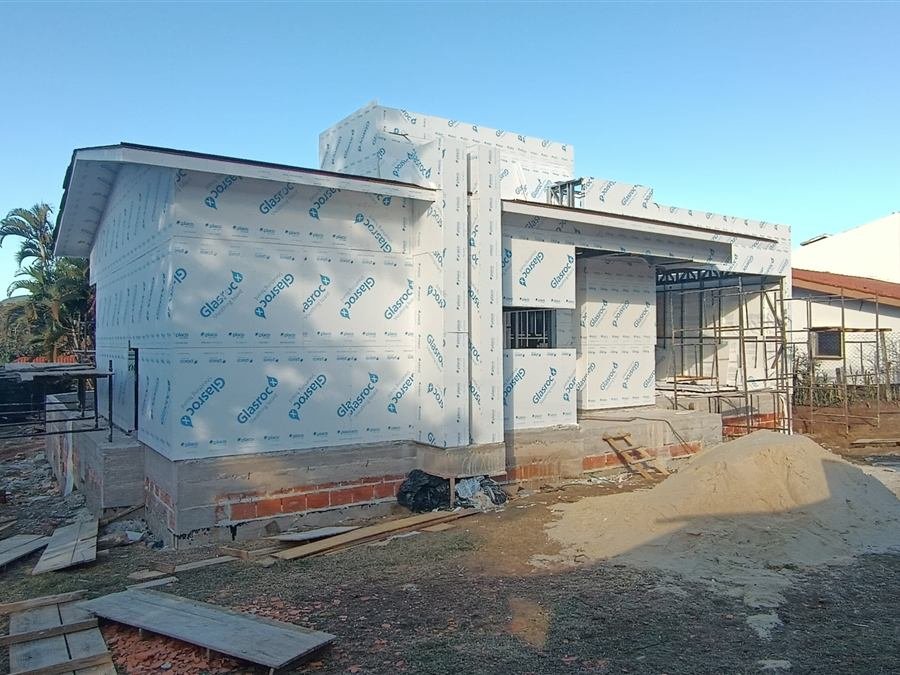 Vedação e revestimento externo de obra em steel frame