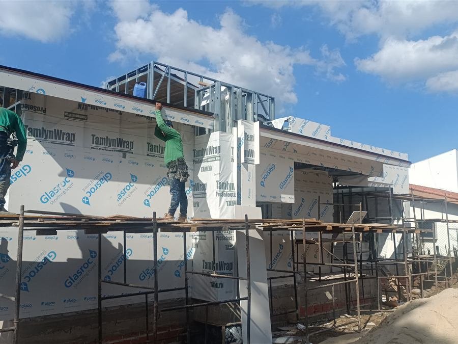 Equipe técnica executando obra em steel frame