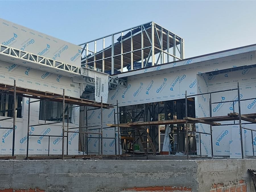 Fachada de casa em steel frame em fase de execução